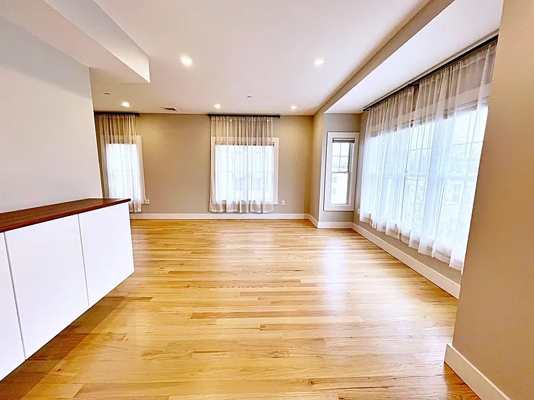 186 Havre St #8 — Photo 8