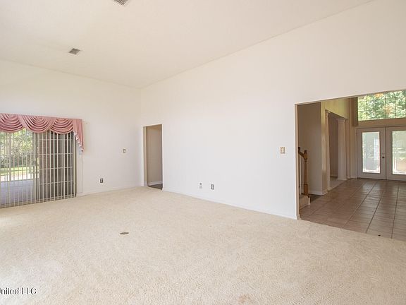 5th image of 18359 Robinwood Dr