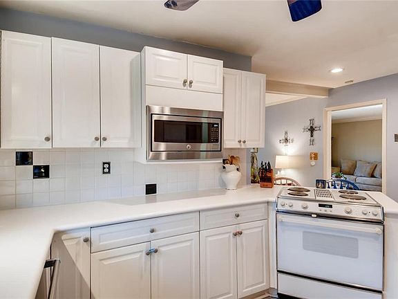 3rd image of 3493 Stratfield Dr