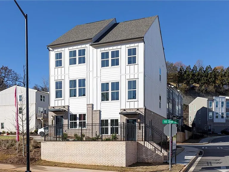 1205 Skylar Ln SE — Photo 2