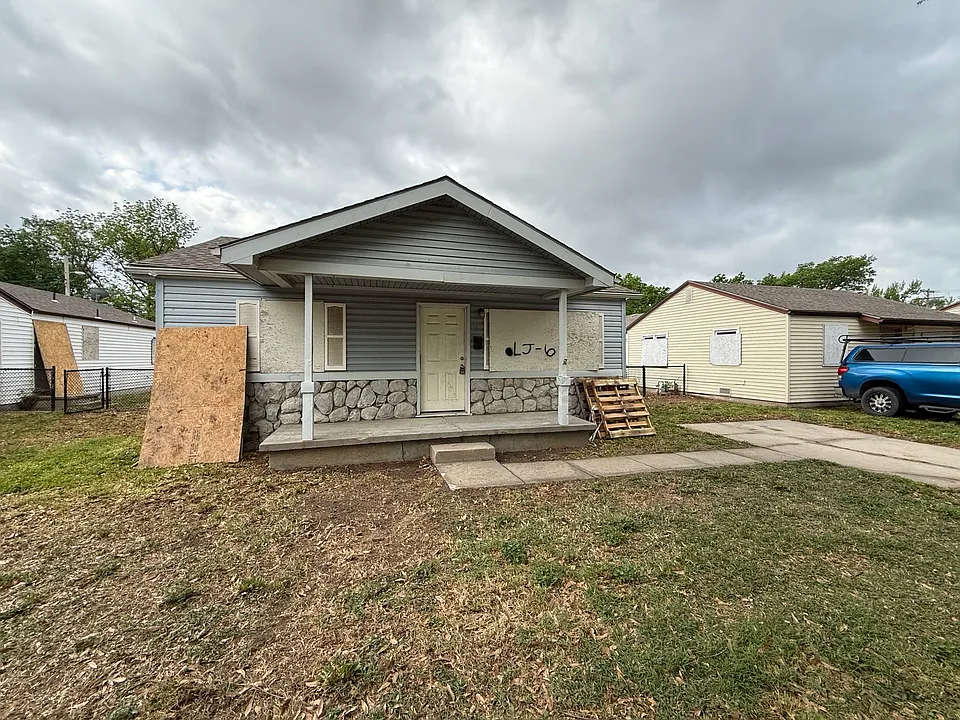 1525 E Arnold St