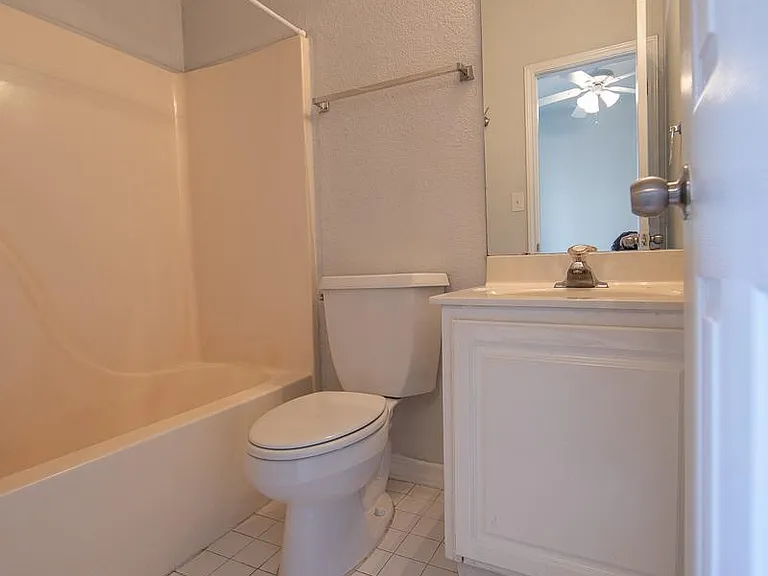 3x2.5 Full Bathroom