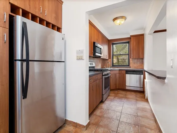 2705 Kings Highway image 1 of 8