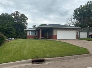 1958 Glendale Rd, Clinton, IA 52732