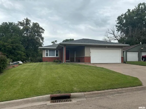 1958 Glendale Rd, Clinton, IA 52732