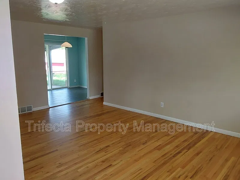 4 bed, 2.0 bath, 1372 sqft, $2,195 — Photo 4