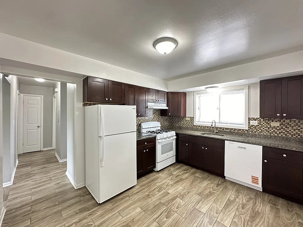Awesome 2 Bed, 1 Bath at Carol Street + Crain (Park Ridge) — Photo 2