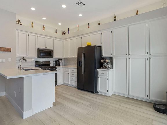 3rd image of 250 Fox Meadow Ct