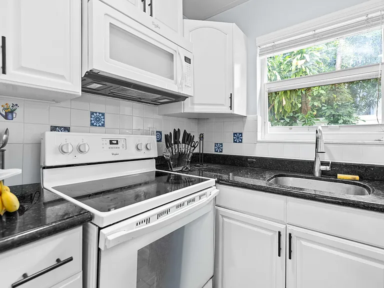 1900 NE 8th Ct #104 — Photo 9