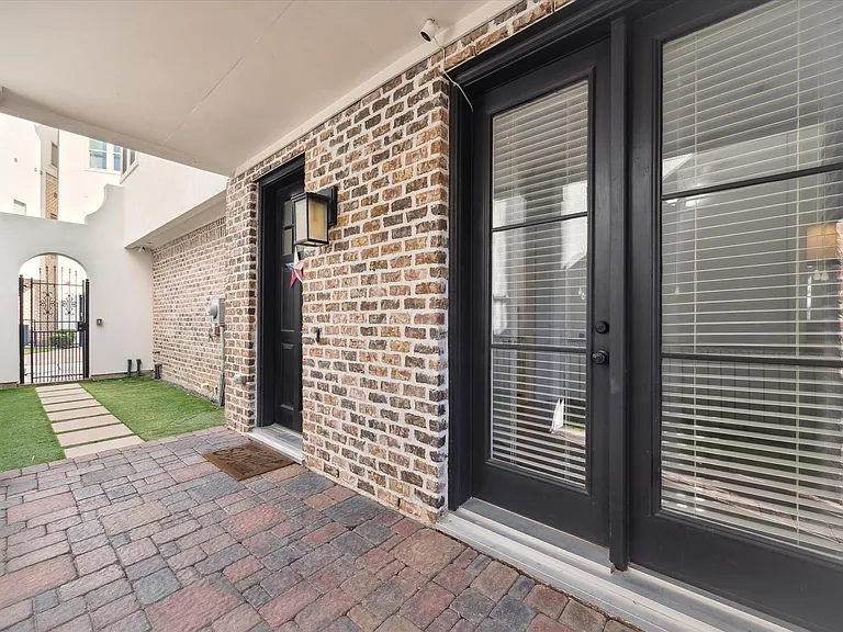 9632 Kings Cross Sta — Photo 3