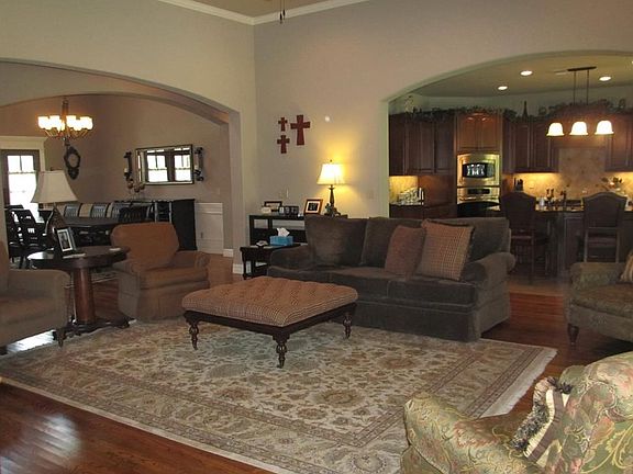 2nd image of 20 Woodcreek Ln