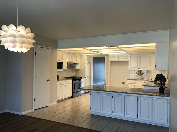 Casual dining and breakfast bar.