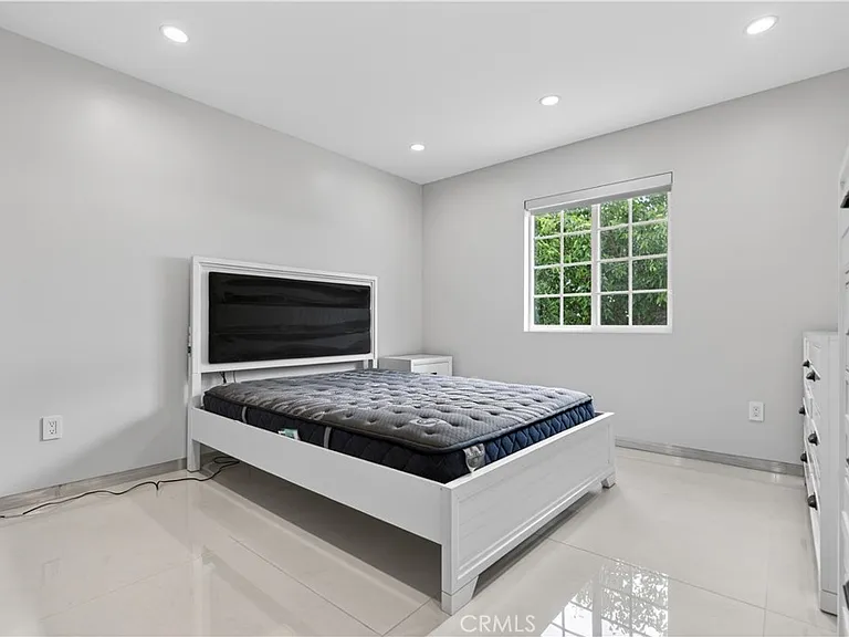 10510 Helendale Ave — Photo 32