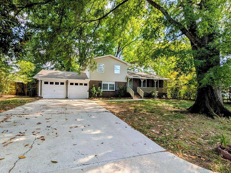 310 Cumberland Dr SE — Photo 1
