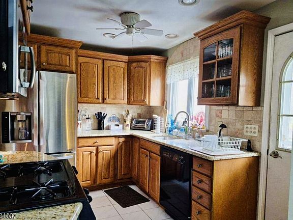 2nd image of 16 Washington Valley Rd