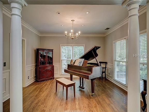 4th image of 42 Crooked Pond Dr