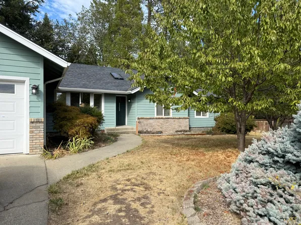 2043 NW Sarum Cir, Grants Pass, OR 97526