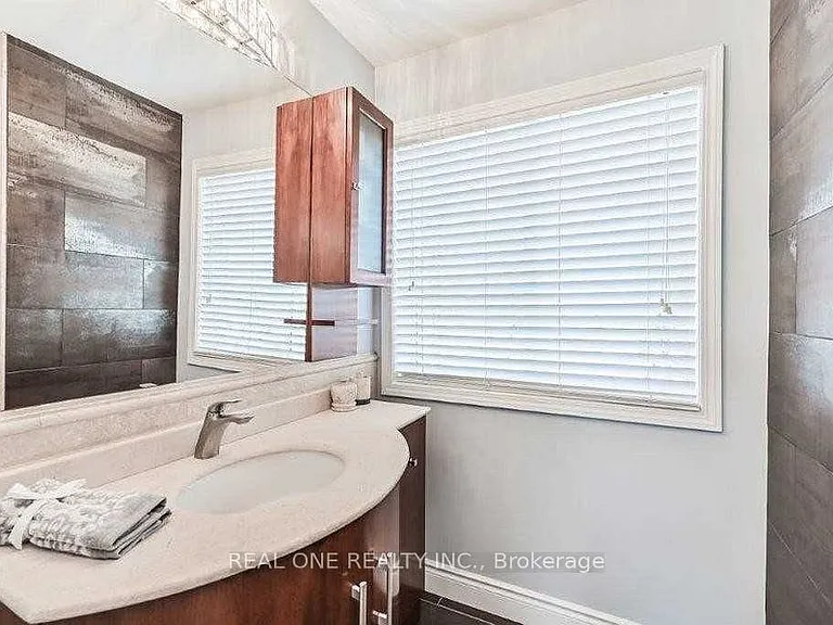 2380 Guildstone Cres — Photo 9