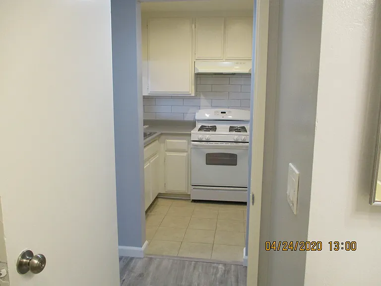 605 E Windsor Rd #203 — Photo 7