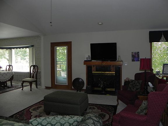 5th image of 220 Queensberry Dr
