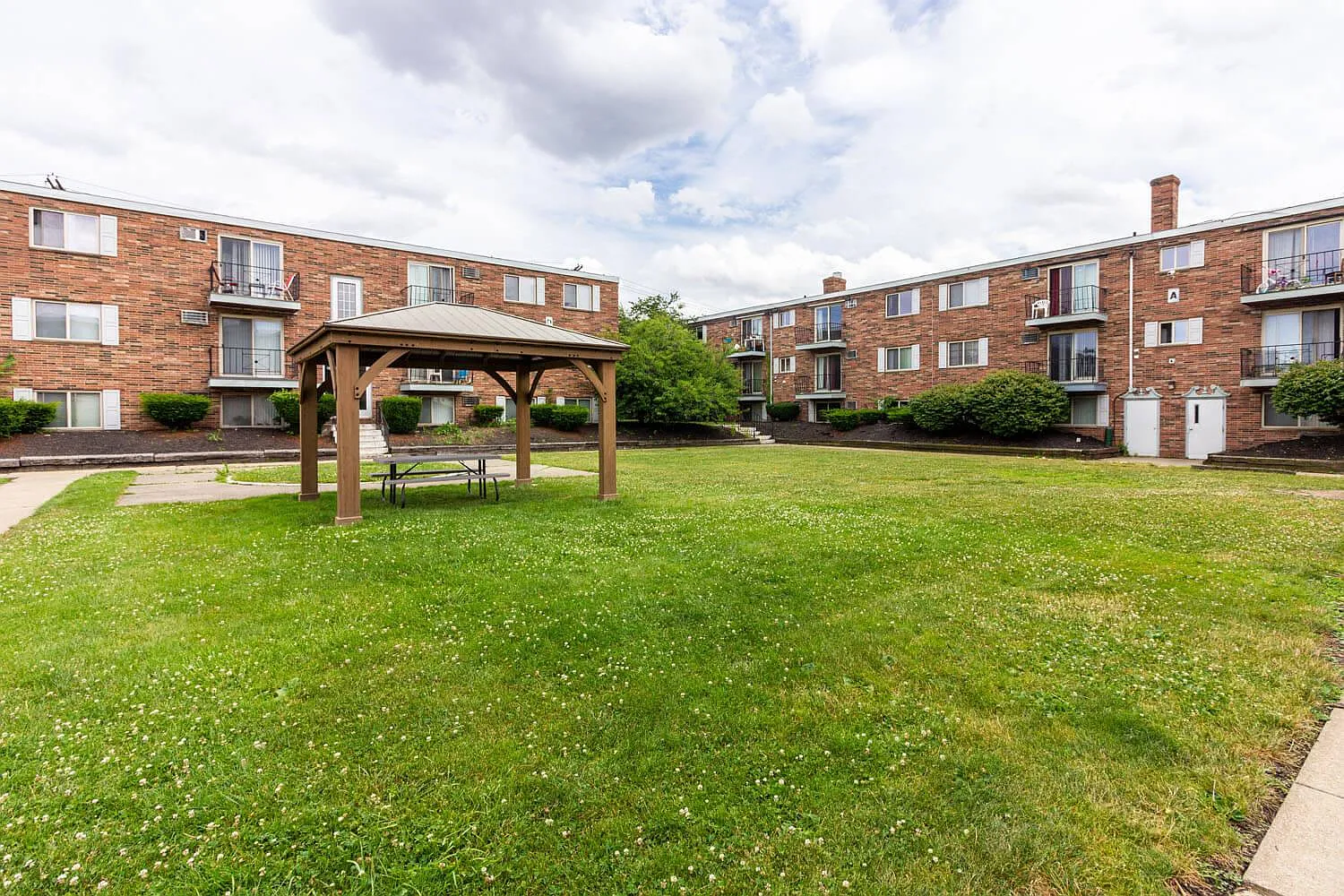 Canterbury Court Apartments — Photo 2