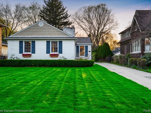 631 Washington Rd, Grosse Pointe, MI 48230