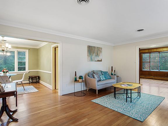 3rd image of 2948 Scarsborough Dr