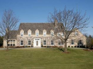 118 E Miller Dr, Mequon, WI 53092