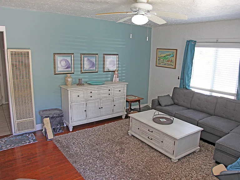 698 Mission Dr — Photo 2