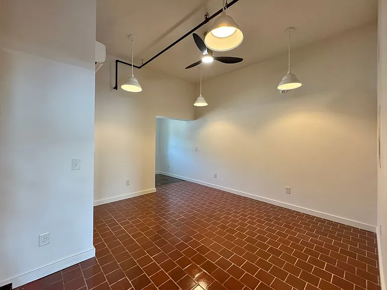 510 S College St — Photo 9