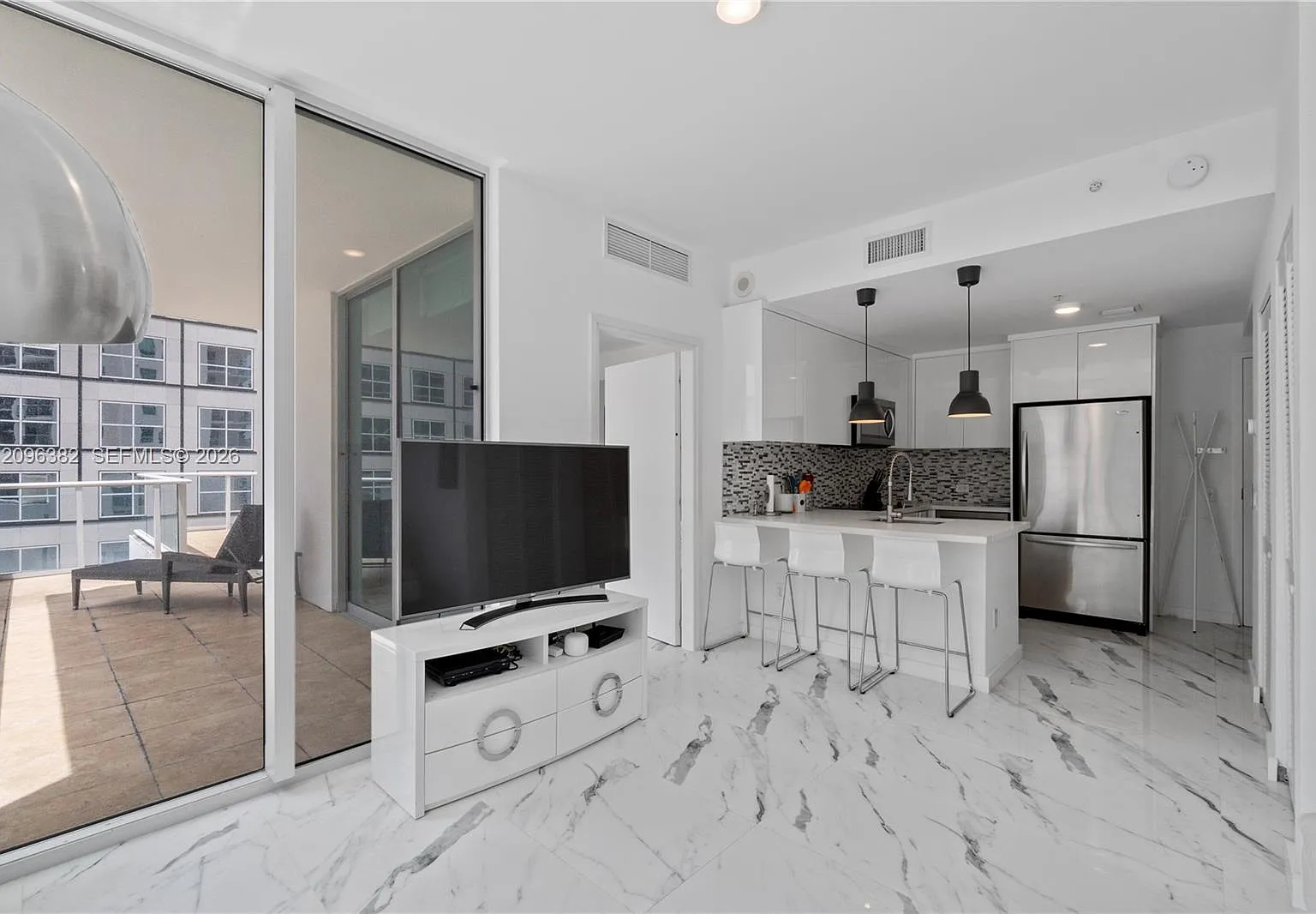 Met 1 Condo — Photo 3