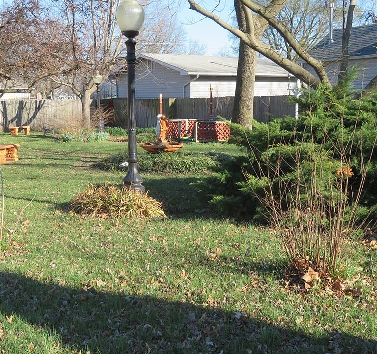 2nd image of 215 S Cottonwood St