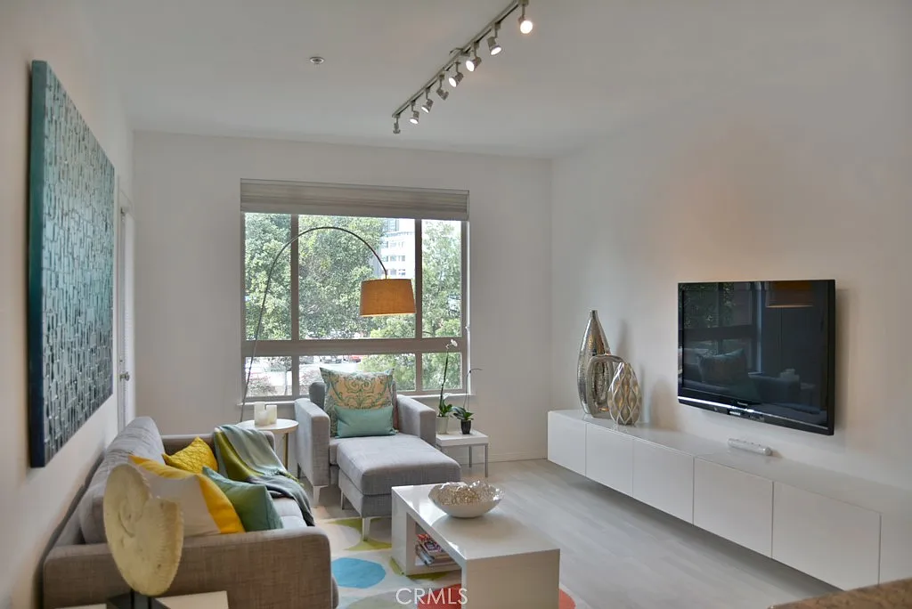 100 S Alameda St — Photo 2