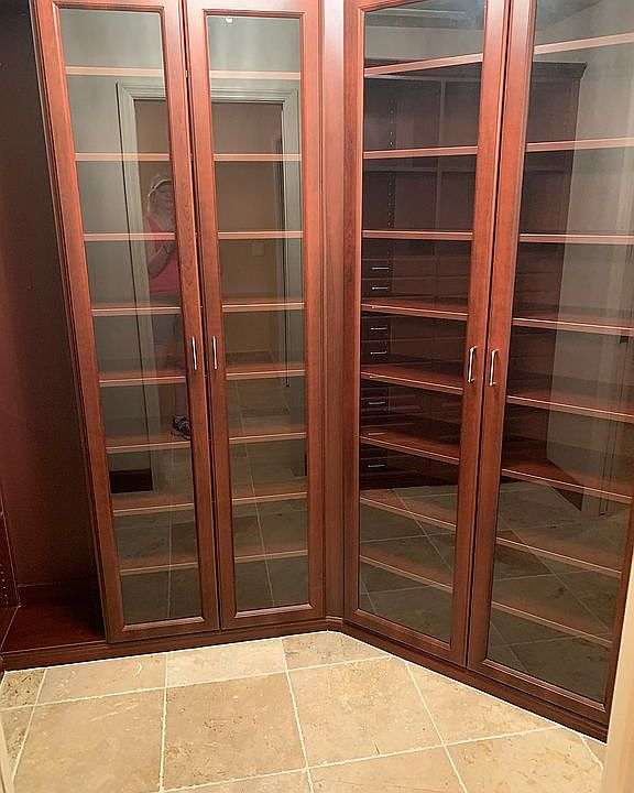 Shoe closet