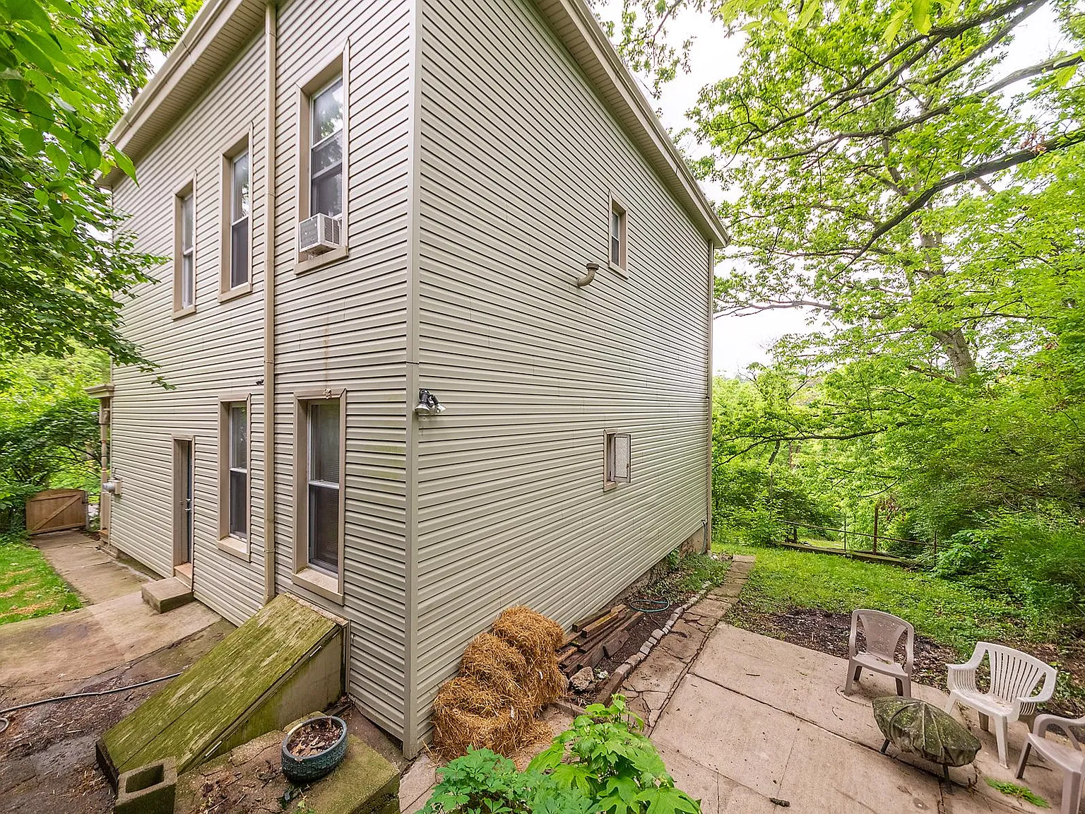 6 bed, 2400 sqft, $3,300 — Photo 2