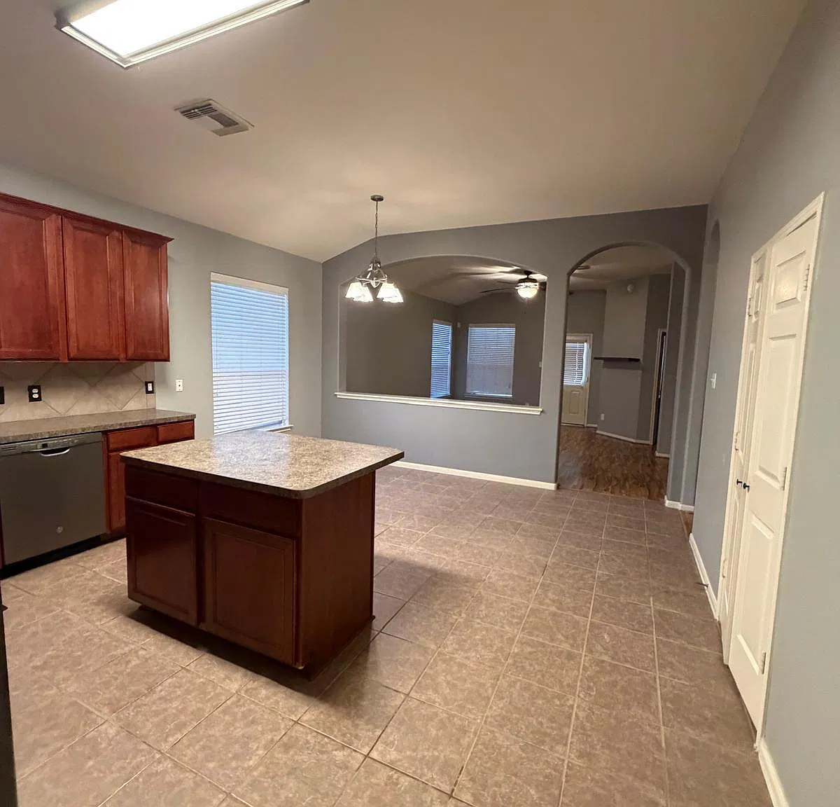 3 bed, 2.5 bath, $1,895 — Photo 4