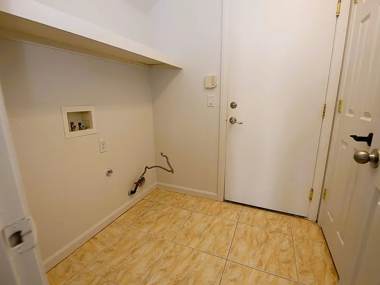 554 Campus Oaks Ct — Photo 15