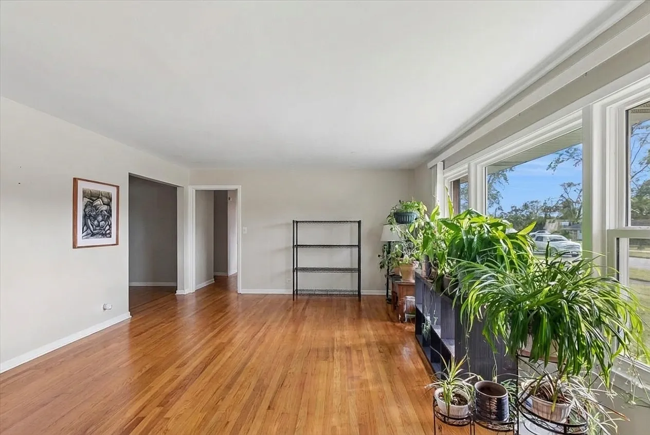 3 bed, 1.5 bath, 2055 sqft, $3,400 — Photo 2