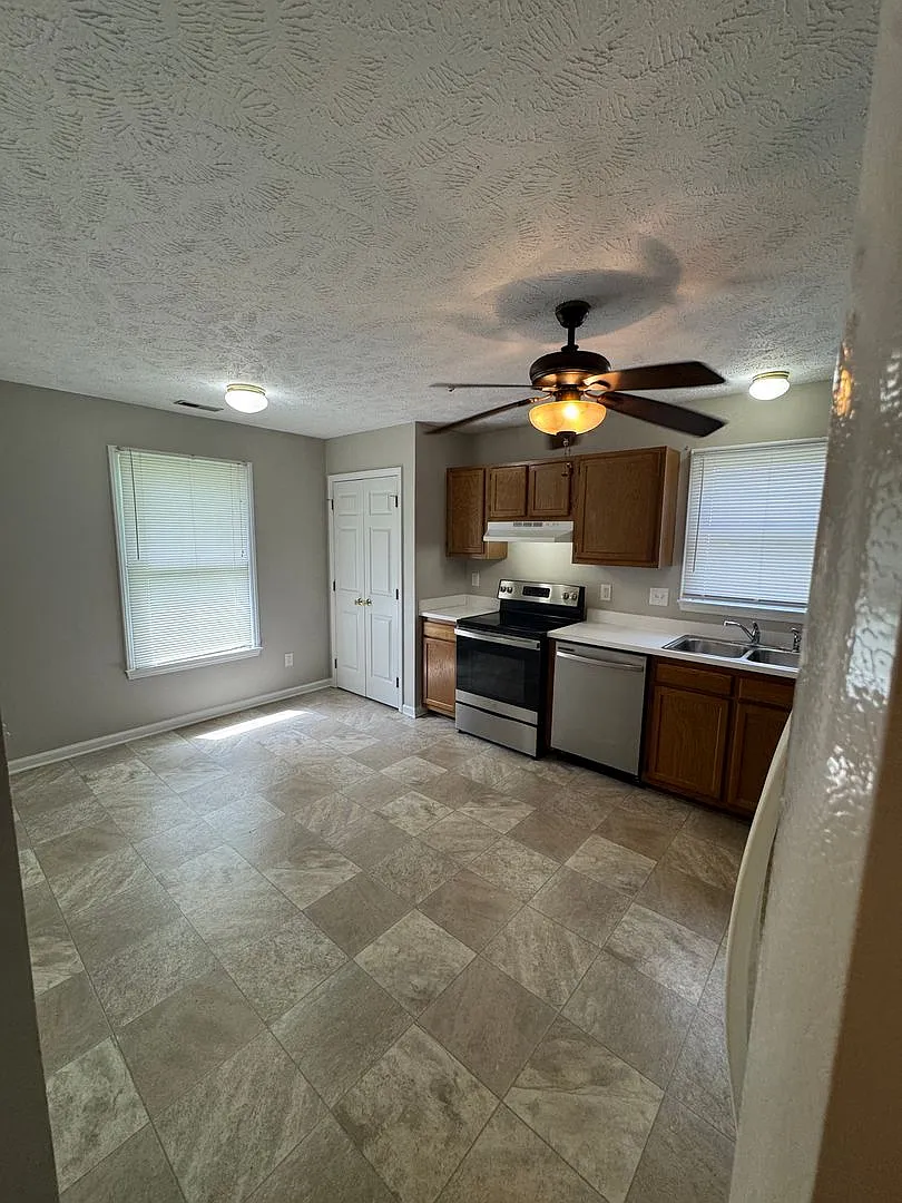 Beautiful and Like New! For Rent - Close to Ft Bragg - Great House! Great location! — Photo 4