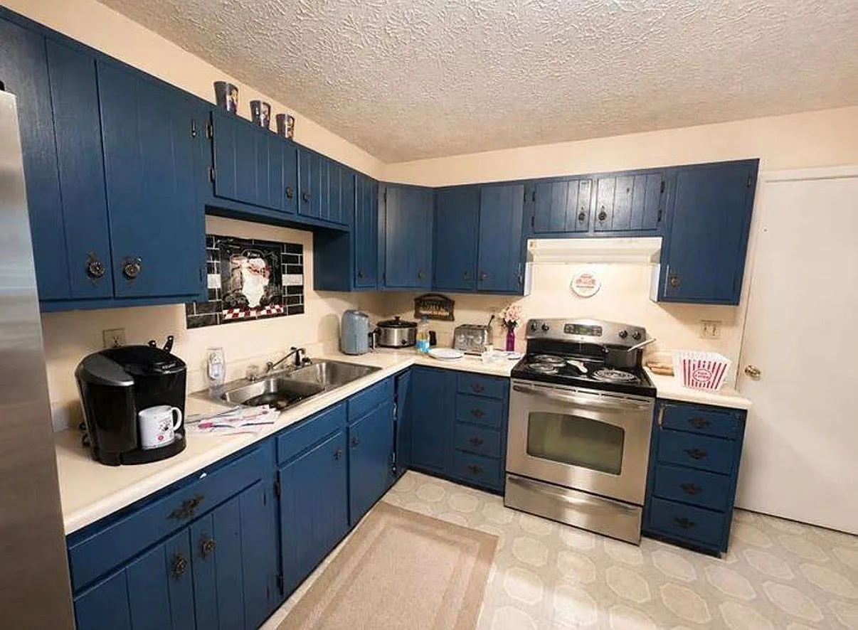 3 bed, 1.0 bath, $1,300 — Photo 1
