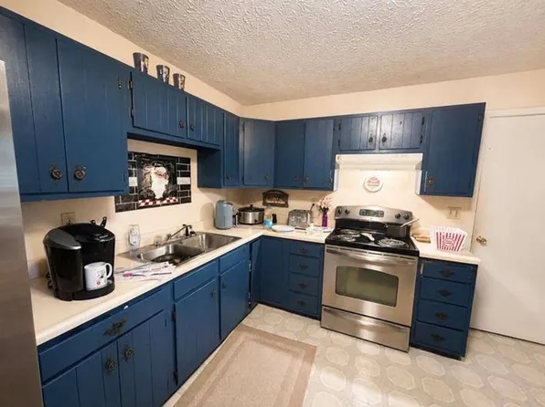 8123 Ray Dr, Ashland, KY 41102