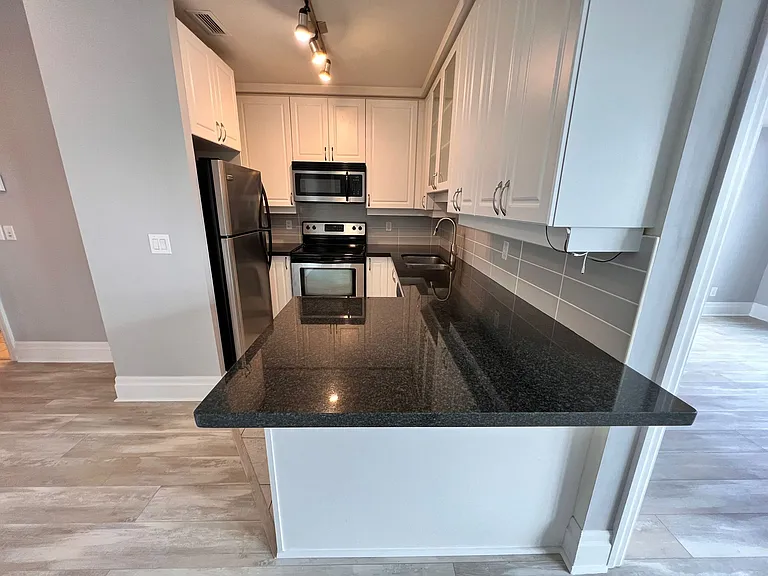 57 Upper Duke Cres — Photo 4