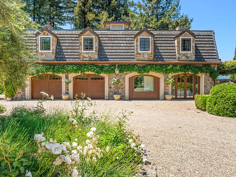 5BD carriage house/garage