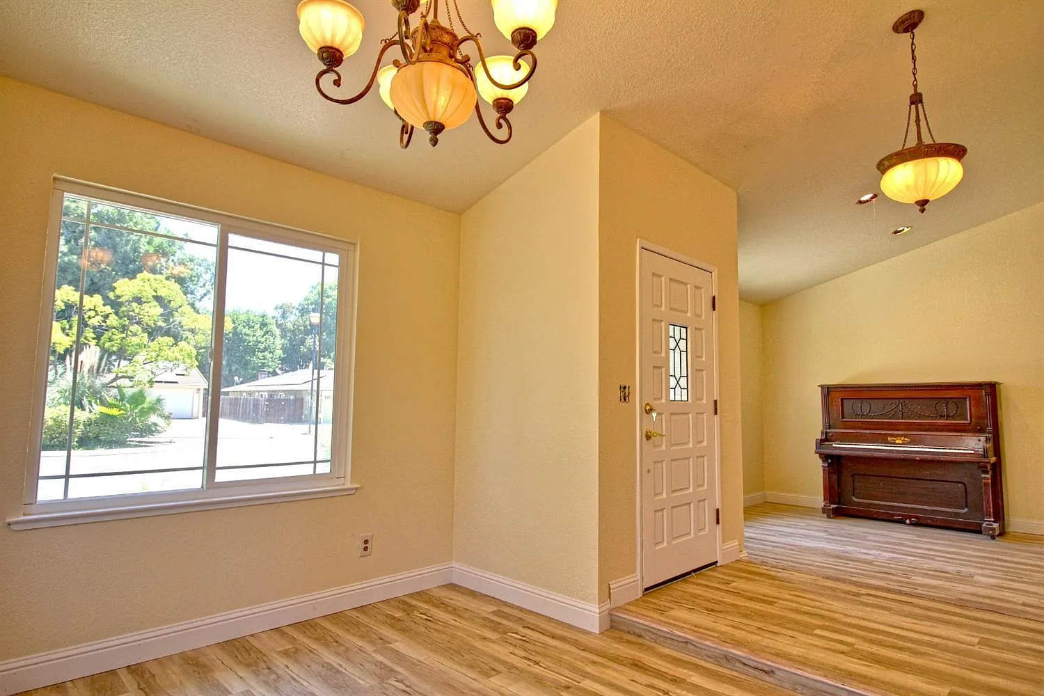 4 bed, 2072 sqft, $3,000 — Photo 2