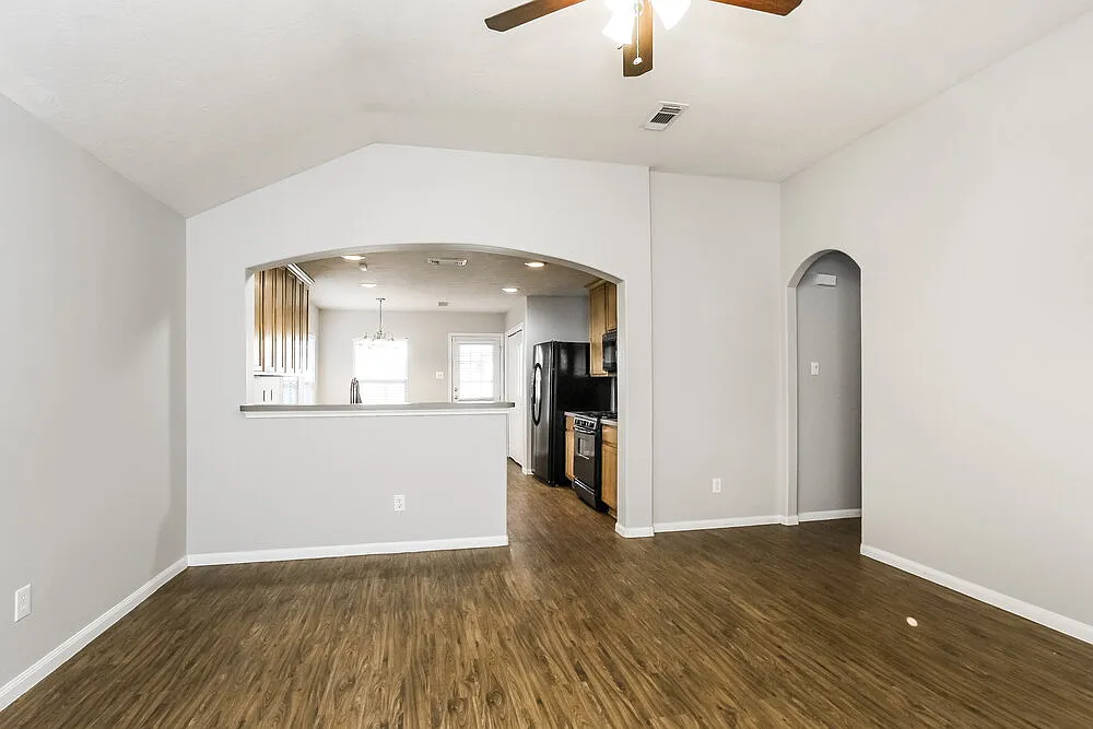 3 bed, 2.0 bath, 1216 sqft, $1,805 — Photo 3