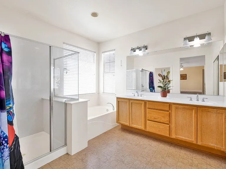 355 Foxglove St — Photo 3