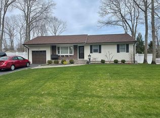 23 Oaktree Dr, East Moriches, NY 11940