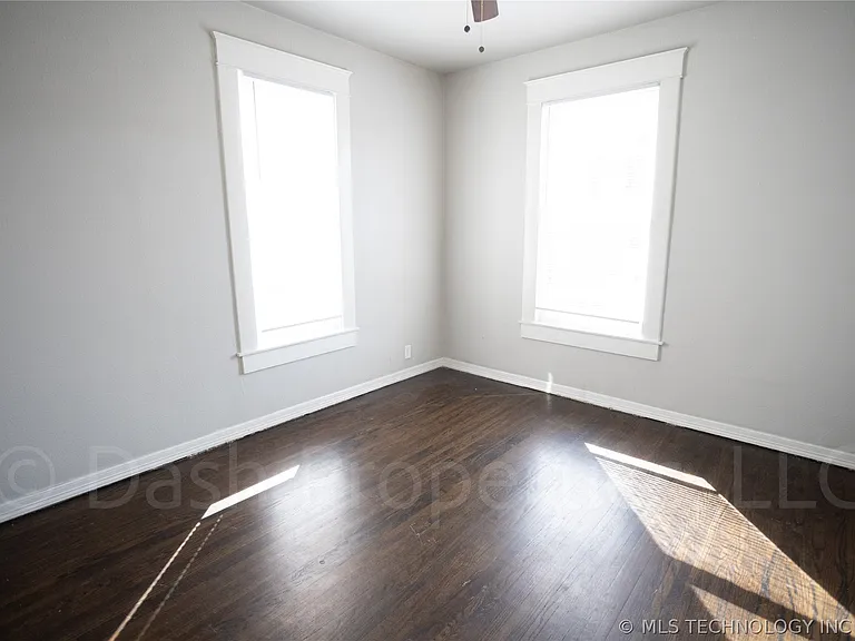 2604 E 7th St S — Photo 32