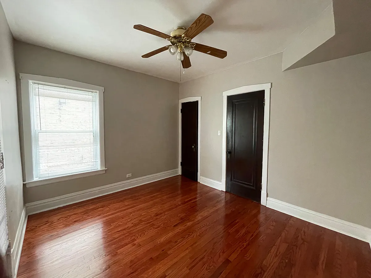 Building Photo - 5322 N Sawyer Ave #2