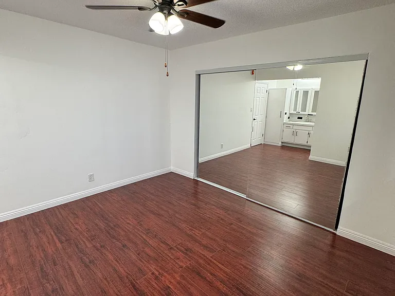 Hollyking Apartments — Photo 42